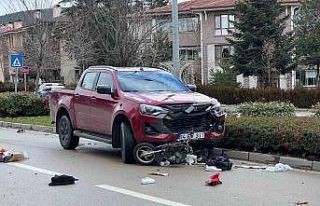 Yaya geçidinden geçmeye çalışan motosiklete,...