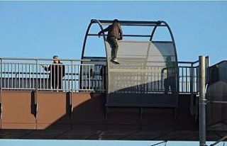 Yaya üst geçidine çıkan genci polis ikna etti