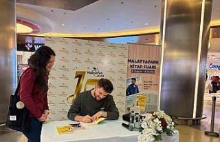 Yazar Aktaş, MalatyaPark Kitap Fuarı’nda Okurlarıyla...