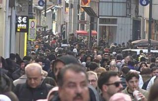 Yeni yıla saatler kala İstiklal Caddesi’nde insan...