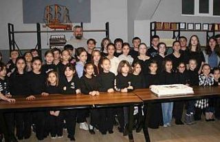 Yeni yılın gelişini  pasta keserek kutladılar