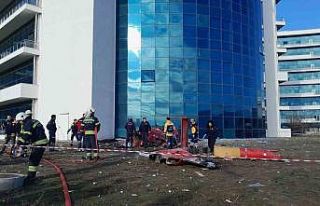 Yoğun sis nedeniyle binaya çarpan ambulans helikopter...