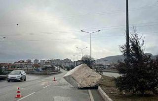 Yola düşen tonlarca ağırlığındaki mermer blok...