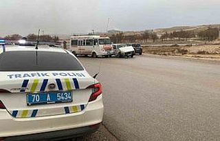 Yolcu minibüsü ile otomobil çarpıştı: 1 yaralı