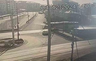 Yolcu otobüsü kırmızı ışıkta bekleyen iki...