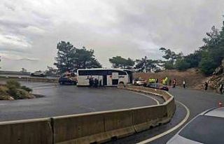 Yolcu otobüsü rampada polis aracına çarptı