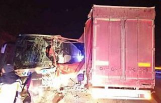 Yolcu otobüsüyle tır çarpıştı: 18 yaralı