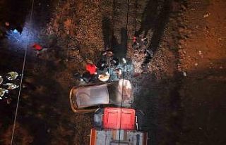 Yük treninin metrelerce sürüklediği otomobil hurdaya...