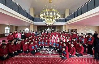 Yüksekova’da Kur’an-ı Kerim’e geçen öğrenciler...