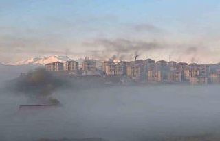 Yüksekova’da yoğun sis masalsı manzaralar oluşturdu