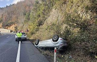 Zonguldak-Ereğli kara yolunda otomobil takla attı;...