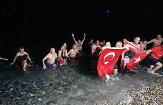 2025’i denizde karşıladılar: "Deniz çok...