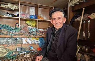 70 yılını denizde geçirdi, limandan kopamıyor