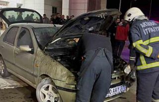 Acil servis önüne park ettiği aracı alev alarak...