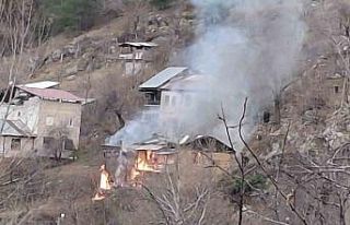 Adana’da yanan ev kullanılamaz hale geldi