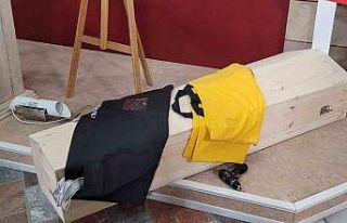 AK Parti Milletvekili Gökçek’ten tabutlu basın...