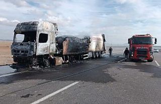 Aksaray’da alev alan mandalina yüklü tır küle...