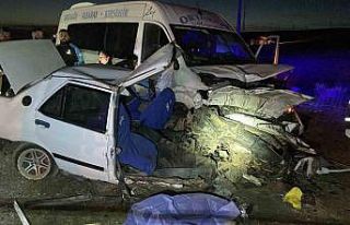 Aksaray’da feci kaza: Tofaş otomobil ikiye bölündü,...