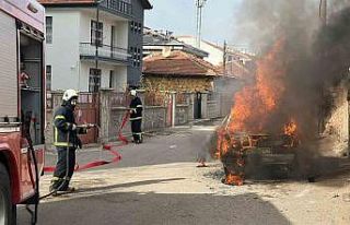 Aksaray’da park halindeki araç alev alev yandı