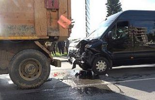 Alanya’da minibüs, hafriyat aracına arkadan çarptı:...