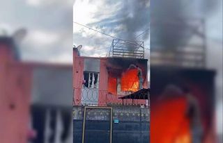 Alev alev yanan eve hortumla müdahale