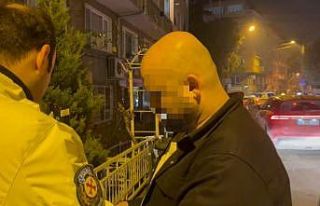 Alkolmetreyi üflemedi, gazetecinin üzerine yürüyerek...