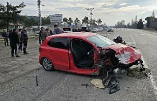 Amasya’da otomobiller kafa kafaya çarpıştı:...