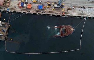 Ambarlı’da yan yatan gemi sualtında parçalanıyor