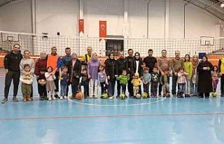 Anaokullu minikler babalarıyla birlikte spor yaptılar