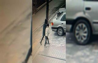 Ankara’da araç lastiklerini kesen çocuklar kameraya...