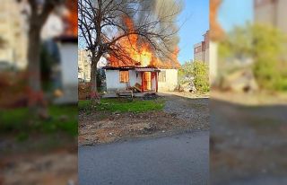 Antalya’da ev alev alev yandı, dumanlar gökyüzünü...