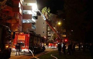 Antalya’da ev yangını apartman sakinlerini sokağa...