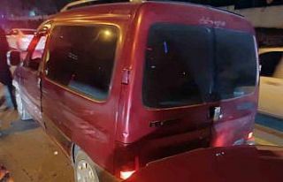 Arabayı otoyolda geri kaçırıp arkadaki araca çarptı,...