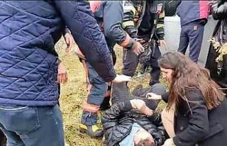 Araç şarampole yuvarlandı, sürücü sıkıştığı...