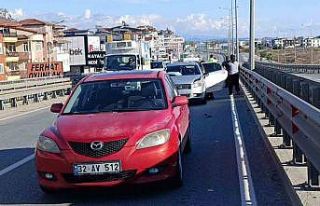 Arızalanan otomobilini iterek götürmeye çalıştı,...