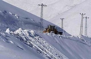 Askeri üs bölgesi yollarında karla mücadele çalışması