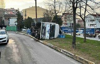 Ataşehir’de freni patlayan kamyonet devrildi