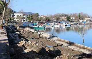 Balıkçı barınağının kaçak yapıları yıkıldı,...