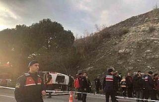 Balıkesir’de minibüs otomobille çarpıştı:...