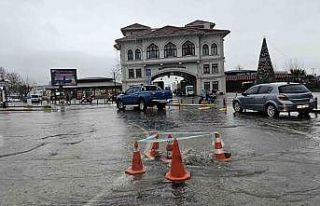Bandırma’da sağanak yağış yolları göle çevirdi,...