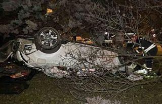 Bariyeri aşan otomobil takla attı