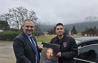 Başkan Dilsiz, vatandaşlara hediye dağıttı