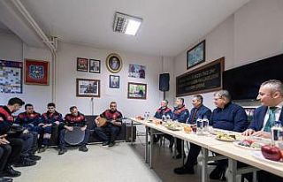 Başkan Tugay 2025’i nöbetteki itfaiyecilerle karşıladı