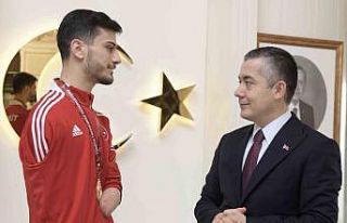 Başkan Vekili Aksoy’dan Şampiyon sporculara özel...