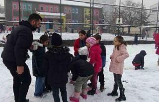 Batman’da kar yağışıyla birlikte çocuklar gönüllerince...