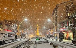 Bayburt kent merkezi beyaza büründü, çocuklar...