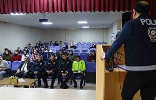 Bayburt polisi öğrencileri ve öğretmenleri bilgilendirmeye...