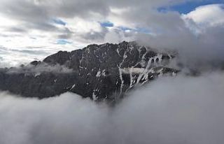 Bayburt’ta dağlar sis bulutlarıyla kaplandı!
