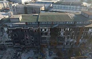 Beylikdüzü’nde günlerce yanan fabrikada yıkım...