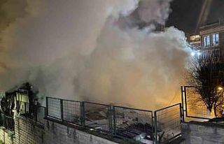 Beyoğlu’nda evde çıkan yangın, bitişiğindekindeki...